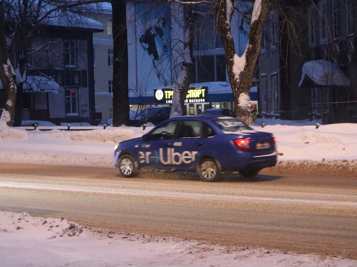 Водитель такси в Магнитогорске присвоил и продал забытый клиентом телефон