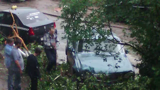 На улице Гоголя такси влетело в дерево