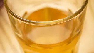 На Бирюзова женщина швырнула в машину стакан с пятого этажа