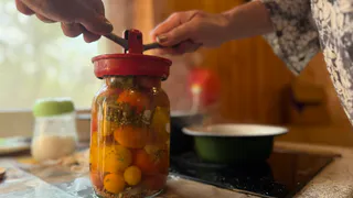 Чудо-помидоры на зиму: и салат, и сок, и паста в одной банке, а съедаются задолго до весны — пальчики оближешь