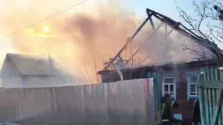 В Коми пожарные Емвы спасли мужчину из пылающего дома 