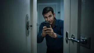 Мужчина в Челнах снимал на телефон посетителей туалета в торговом центре