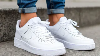 4 капли на ватный диск – трём этим по бокам и подошву: исчезнут даже те пятна, которым 3 года