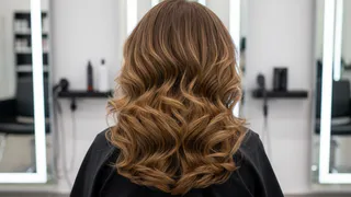 Втираю в корни 1 натуральный состав — волосы больше не выпадают клочьями, стали гуще и сильнее, а причёска ещё объемнее