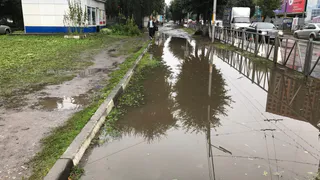 Не обойти - на Чкалова образовались огромные лужи