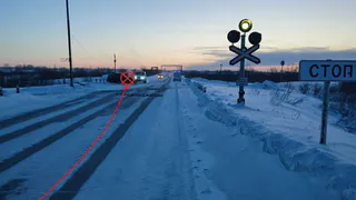 В Заполярье Коми опытный водитель врезался в конструкцию на железнодорожном переезде