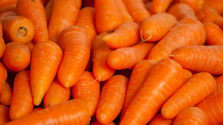 Варить на салаты больше не нужно: повар показал, как они у себя в ресторане готовят морковь - намного вкуснее и проще
