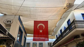 Вот почему турки вешают на ручку двери снаружи своих квартир пакет с деньгами: хитрый трюк никогда не оставит голодным