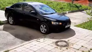 Дело было на пешеходной зоне: на тротуаре улицы Татарской “застрял” водитель