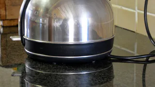 Теперь всем известно: россиянам объяснили, сколько раз можно кипятить одну и ту же воду в чайнике