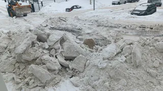 Сугробы, сосульки и никакого света: жители Нижнекамска жалуются на последствия снегопадов