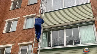 Спасатели в Камешкове через балкон добрались до нуждавшейся в помощи пожилой женщины