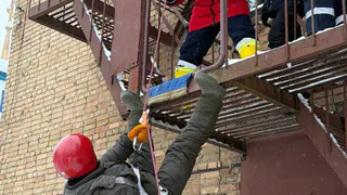 Огнеборцы-парашютисты Коми отрабатывают навыки на "вертолете на якоре"