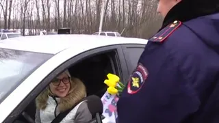 Букет от сотрудника ДПС - рязанских автомобилисток поздравили с 8 марта