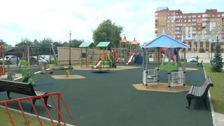 Площадка строгого режима: на Мервинской жильцы отгородились от чужих детей колючей проволокой