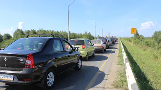 Скопление из сотен машин в Сельцах попало на видео