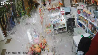 Видео: в ТРЦ "Виктория Плаза" девушка совершила кражу