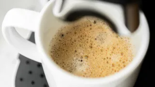 Сколько чашек кофе можно пить в день без вреда для сердца: кардиолог назвал точную цифру