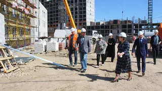 Сорокина проконтролировала строительство нового детсада в Кальном