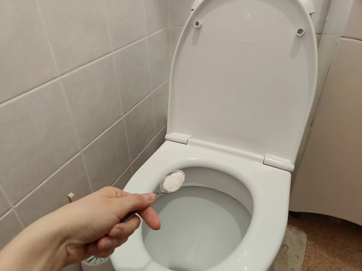 Почему нужно солить воду в унитазе: запомните раз и навсегда