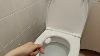 5 ложек "белизны": горничные поделились советом, что нужно засыпать на ночь в унитаз, чтобы уже утром он сверкал как новый