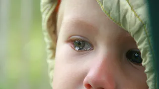 В Набережных Челнах годовалую малышку оставили одну дома ночью