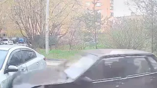 Появилось видео с моментом наезда на припаркованные авто на Бутырках в Рязани