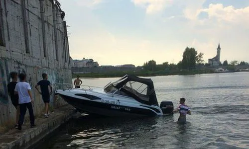 В Челнах ищут владельца катера, врезавшегося в бетонную стену