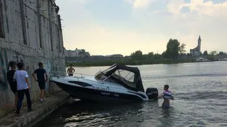 В Челнах ищут владельца катера, врезавшегося в бетонную стену