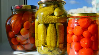 Огурцы получаются вкусными и хрустящими: все дело в секретном маринаде. Получится у каждой хозяйки 