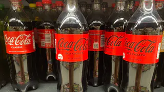 Добавляю колу в бачок омывателя каждый год перед началом зимы: даже не ожидал такого моющего эффекта