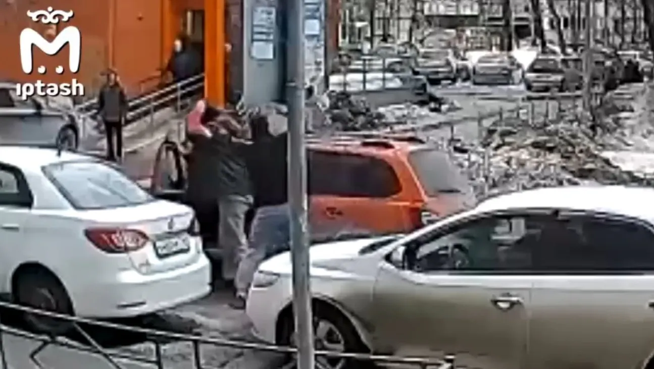В Татарстане пешеход разбил боковое стекло машины и залил перцем водителя
