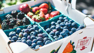 Эта ягода вредна: а мы едим ее как деликатес, еще и детям предлагаем