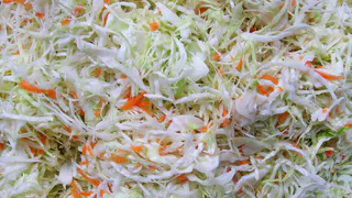 Квашеная капуста желтеет не просто так — есть причина: многие делают одну и ту же ошибку