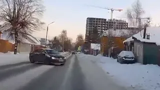 Водитель избежал аварии со «встречкой» на заснеженной дороге