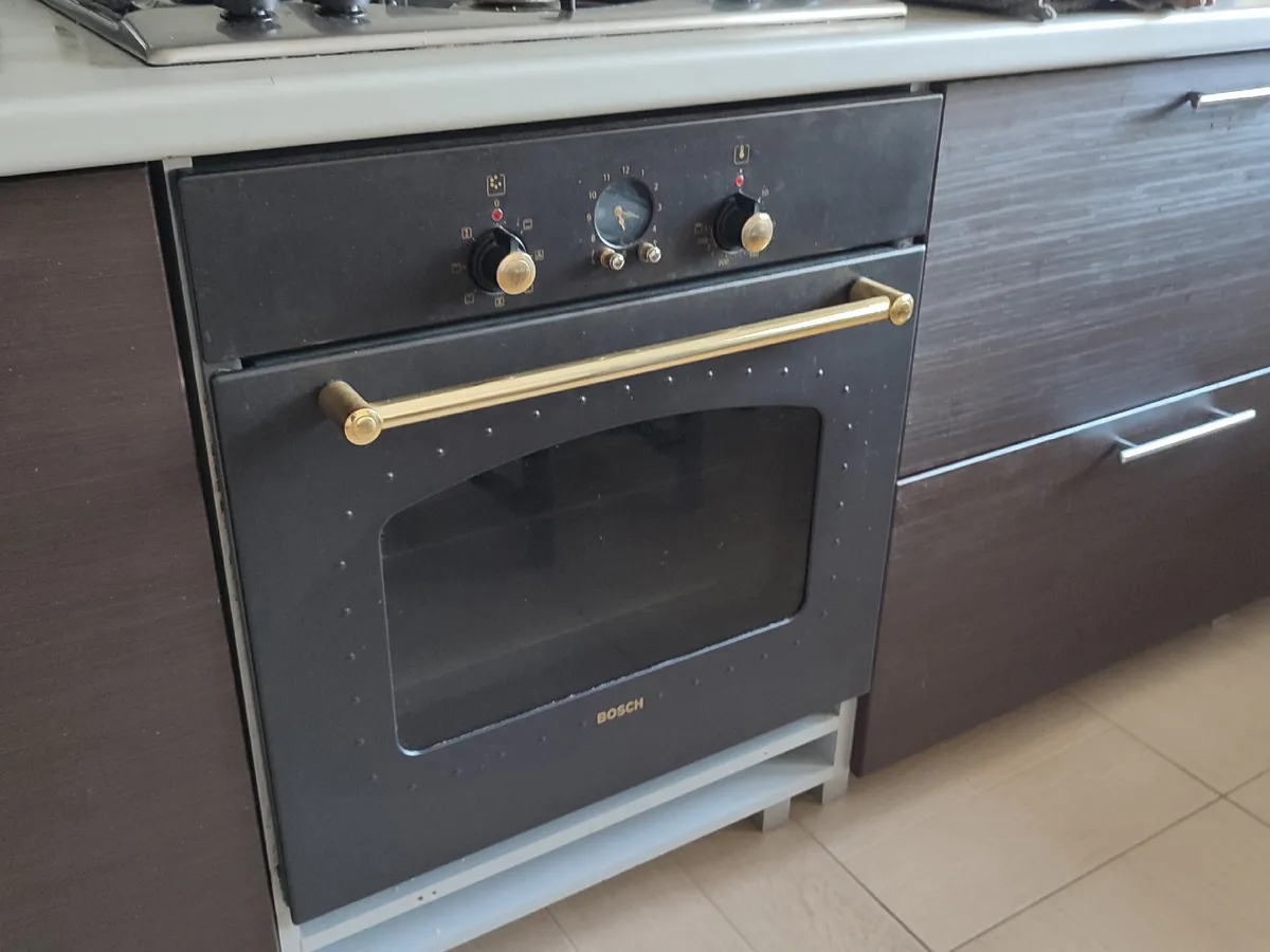 Две ложки в воду — и духовка станет как новая: ни липкого жира, ни закаменелого нагара — лайфхак