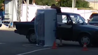 "Когда логика зашкаливает": рязанец пытается загрузить холодильник в автомобиль