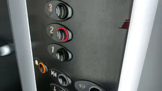 «У ребенка истерика, сидели в полной темноте»: в Магнитогорске женщина с дочкой застряли в лифте на полтора часа