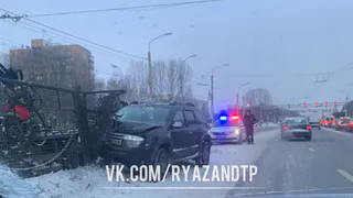 ДТП в Рязани: на Московском шоссе автомобиль въехал в забор 