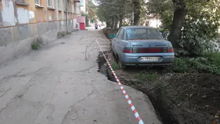 Дорожники обкопали автомобиль траншеей