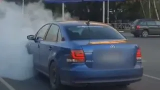 Машина из преисподней: на Московском шоссе сняли дымящийся Фольксваген