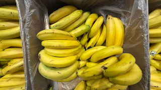 Банановую кожуру посыпаю солью — весь июнь не нарадуюсь своей хитрости: лучший лайфхак для лентяев