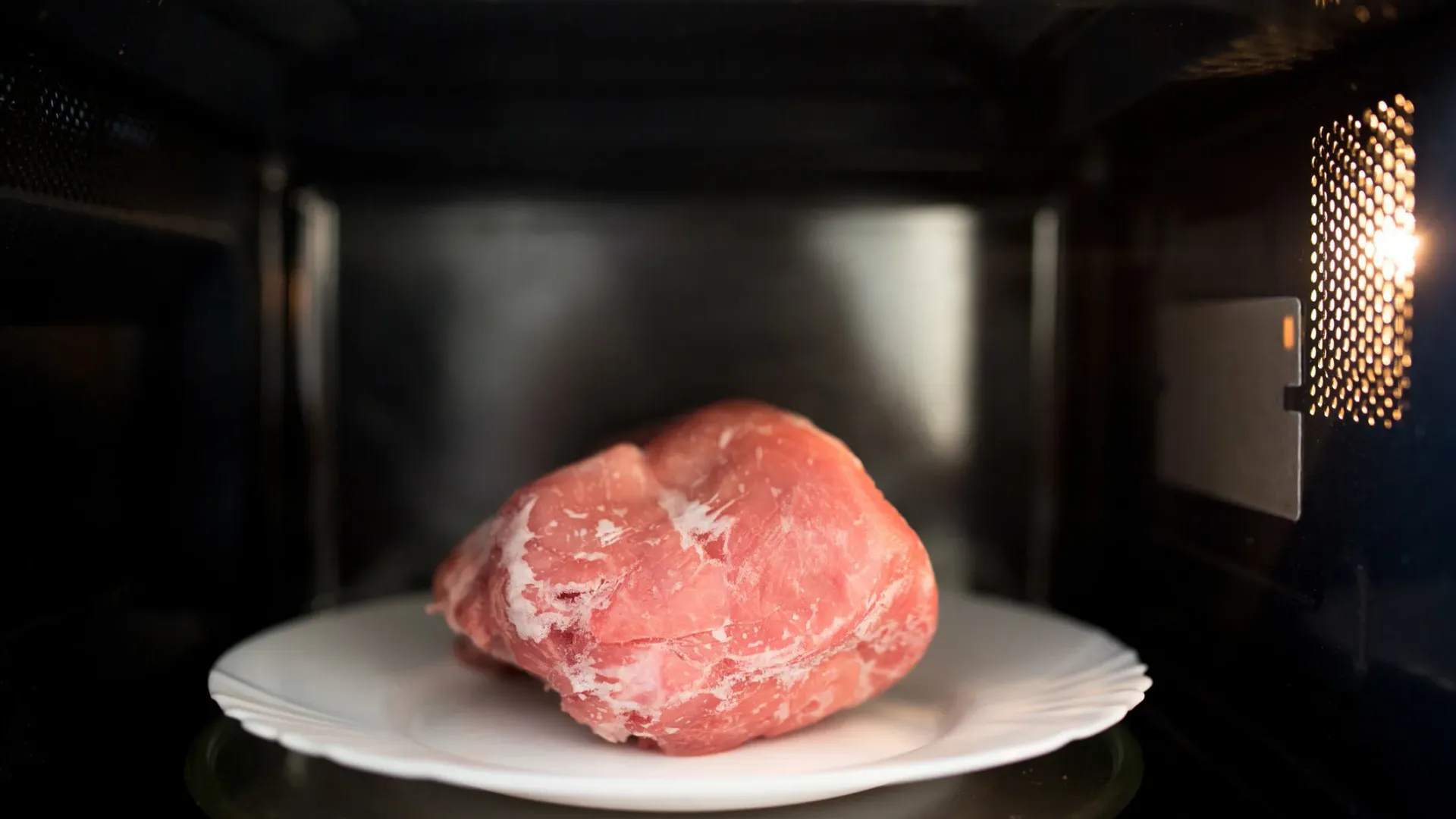Зачем нужно посыпать замороженное мясо солью: секрет быстрой разморозки