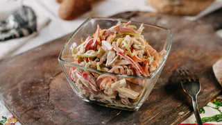 «Мимоза» и «Шуба» уже не нужны: к новогоднему столу подойдет салат «Венеция» — всего 5 минут и блюдо готово