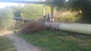 Глупость и отвага: рязанские подростки перебираются по теплотрассе, когда рядом есть мост