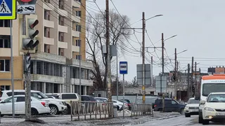 В Рязани на Солотчинском шоссе из-за порыва ветра перевернулся светофор