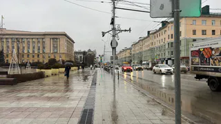 У машин нет никаких преград: как водители портят газон в центре Рязани