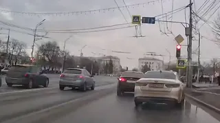 На площади Ленина водитель Kia удивил автомобилистов опасным маневром для разворота