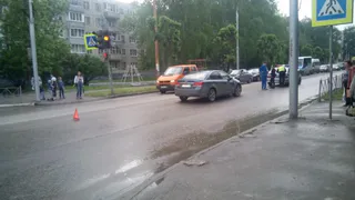 В Приокском трехлетняя девочка выбежала на дорогу и попала под Chevrolet