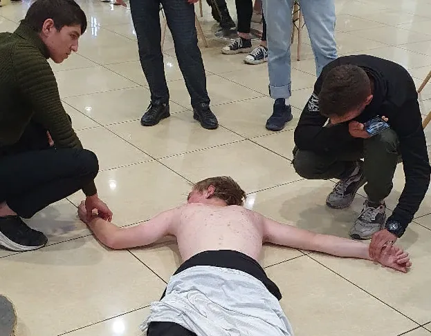 Бился в конвульсиях: что произошло с молодым парнем в "Премьере"?